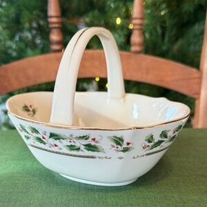 🎄Vintage Holly Holiday by Royal Limted Handled Ceramic Basket Candy Trinket Bowl